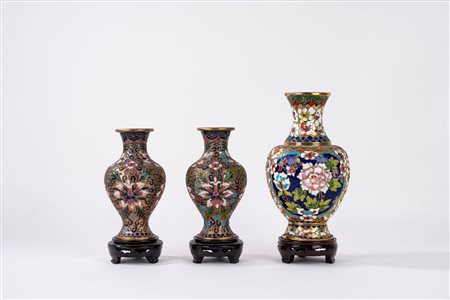 Tre vasetti in smalto cloisonnè, Cina secolo XX