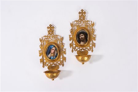 Coppia di acquasantiere in metallo dorato con miniature in porcellana