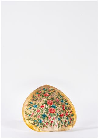 Valva di conchiglia dipinta a motivi floreali e uccellini, Russia secolo XIX