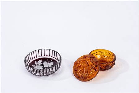 Lotto composto da una scatola con coperchio e una ciotola in vetro, prima metà del secolo XX