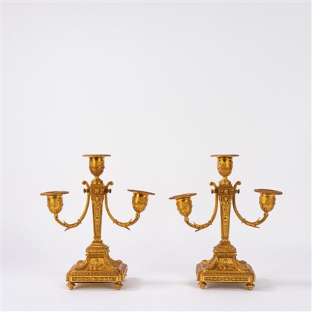 Coppia di candelabri in bronzo dorato a tre luci