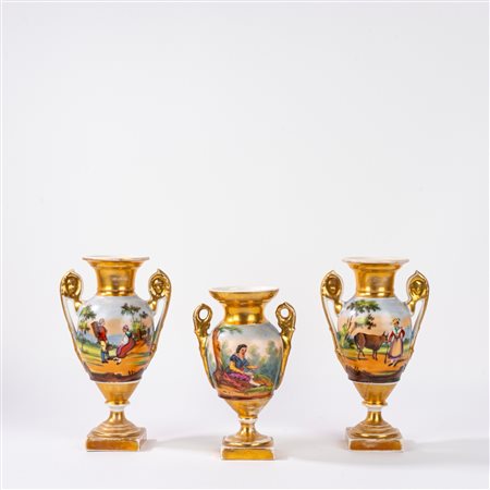 Lotto composto da tre vasi in porcellana policroma e oro