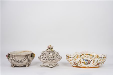 Lotto composto da tre vasi in ceramica policroma