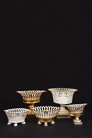 Lotto composto da cinque alzatine in porcellana bianca e oro