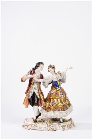 Gruppo scultoreo in porcellana policroma raffigurante coppia danzante, manifattura Rudolstadt - Volkstedt, prima metà del secolo XX