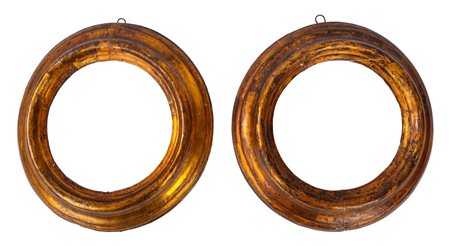 Coppia di cornici tonde in legno intagliato e dorato, secolo XVIII