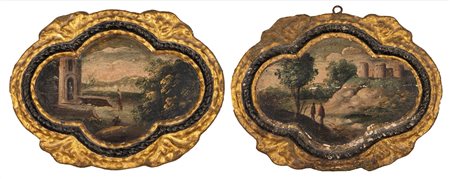 Coppia di cornici mistilinee in legno intagliato, dorato e laccato nero, secolo XVIII