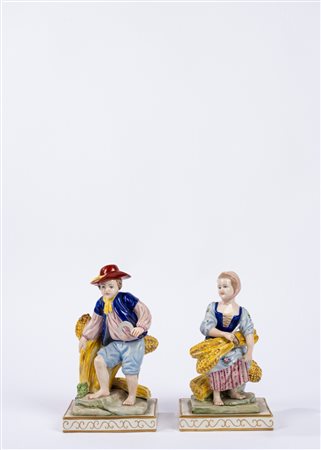 Coppia di statuine in porcellana policroma raffiguranti contadino e contadina che falciano il frano, manifattura Agostinelli Bassano