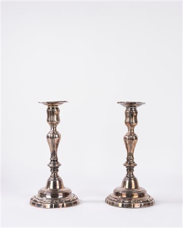 Coppia di candelieri in bronzo argentato, secolo XVIII