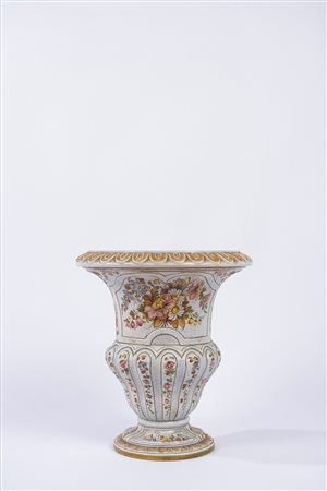 Vaso in ceramica policroma decorata con motivi floreali