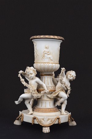 Piccolo vaso a cratere in biscuit con giochi di putti, Germania, secolo XIX