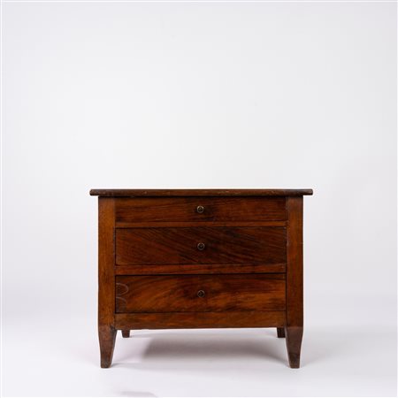 Modellino di cassettone in legno di noce, inizi secolo XIX