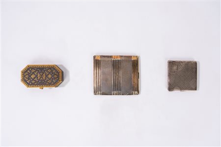 Lotto composto da un portasigarette, un portacipria e una scatolina, tutti inizi secolo XX