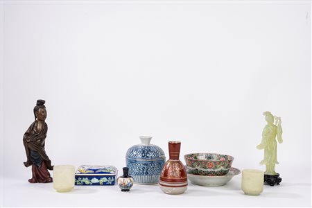 Lotto composto da dieci oggetti orientali di varie epoche e materiali