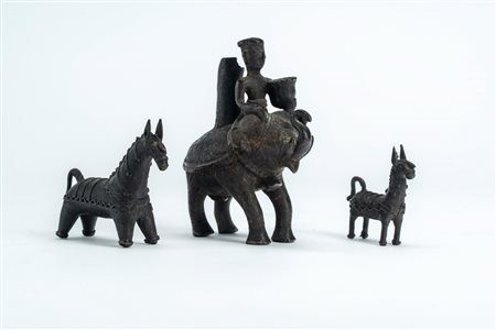 Lotto di tre piccole sculture in ottone e bronzo, India, secolo XIX