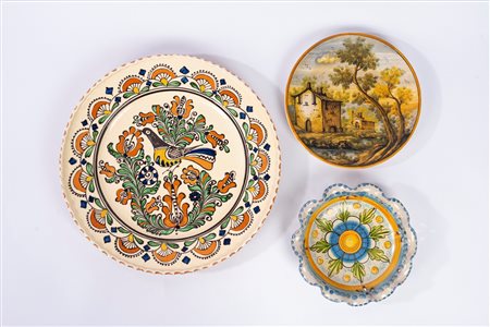 Lotto composto da 3 piatti in maiolica di manifatture differenti: Caltagirone, Koronos e Castelli