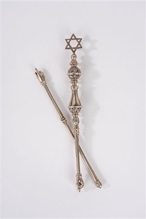 Lotto di due yad in metallo argentato