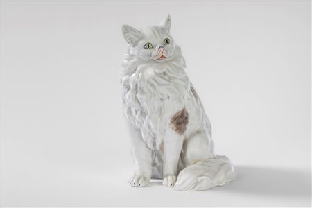 Gatto a grandezza naturale in porcellana bianca e policroma. Carl Thieme, Potschappel, Dresda, 1864-1888