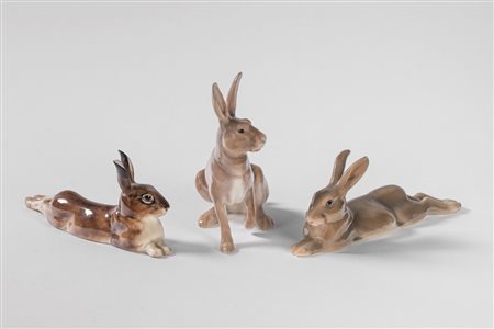 Tre lepri in porcellana policroma. Manifatture Bing & Grøndahl, Danimarca e Royal Doulton, Inghilterra, tutti secolo XX