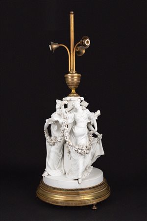 Lampada da tavolo in biscuit e bronzo dorato, con fusto con tre fanciulle danzanti e ghirlande di rose, inizi secolo XX