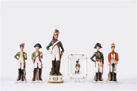 Lotto composto da cinque statuine in porcellana policroma raffiguranti soldati napoleonici e un posacenere in porcellana Limoges con soldato a cavallo, secolo XX