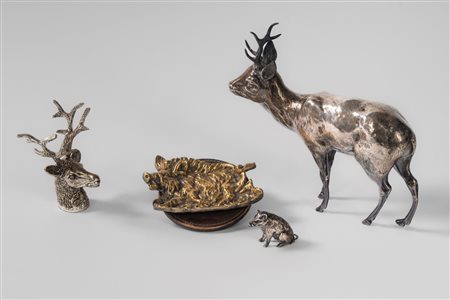 Lotto composto da un cervo, una testa di cervo, un cinghiale e un piccolo vassoietto in forma di cinghiale in metallo argentato