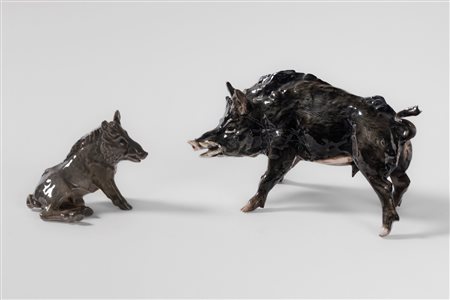 Due cinghiali in porcellana policroma. Il più piccolo Bing & Grøndahl, Danimarca, secolo XX, l'altro di manifattura differente