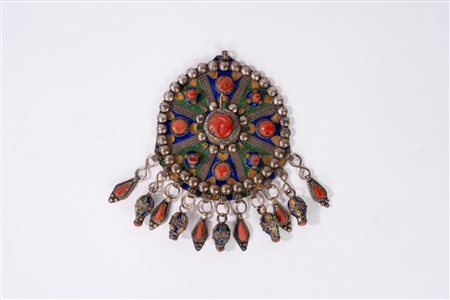 Grande pendente berbero in metallo argentato, corallo e smalti policromi, Cabilia, Algeria inizi secolo XX