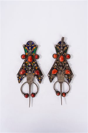 Coppia di fibbie berbere in metallo argentato, coralli e smalti policromi, Cabilia, Algeria inizi secolo XX