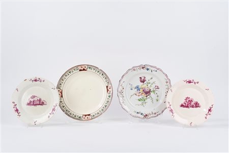 Lotto composto da quattro piatti in maiolica policroma