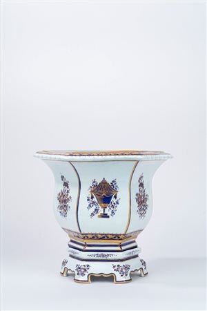 Vaso esagonale in porcellana, con base, inizi secolo XX