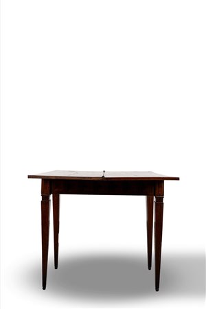 Tavolino da gioco in legno intarsiato Luigi XVI, secolo XVIII