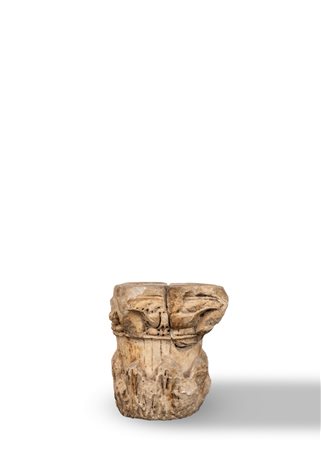 Antico capitello in marmo