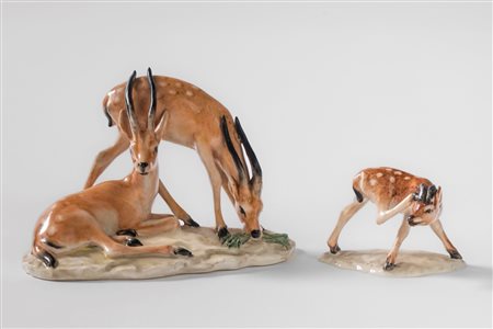 Due gruppi in porcellana policroma raffiguranti cerbiatti.