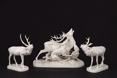 Lotto composto da tre sculture in porcellana bianca raffiguranti cervi, manifattura Nimphenbourgh