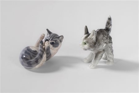 Due gattini in porcellana policroma. Uno Royal Copenaghen, Danimarca, l'altro di differente manifattura, entrambi secolo XX
