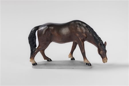 Guido Cacciapuoti (Napoli 1892 - 1953)  - Cavallo marrone in ceramica policroma su una base bianca di forma ovale