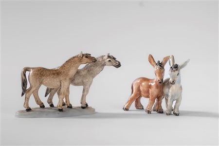 Guido Cacciapuoti (Napoli 1892 - 1953)  - Due gruppi in porcellana raffiguranti una coppia di cavalli e una di asinelli