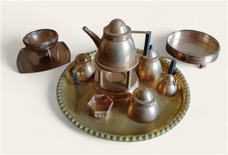 SET DA THE DI GUSTO ORIENTALE IN METALLO SBALZATO E MARTELLATO