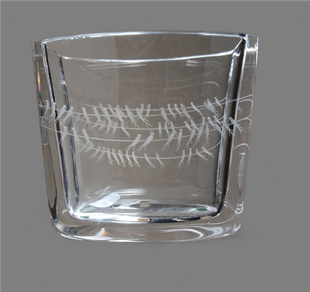 VASO IN CRISTALLO CON DECORAZIONI E FIRMA INCISE H.CM.13,5