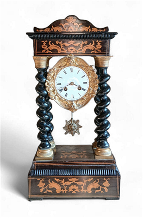 OROLOGIO A PORTICO IN LEGNO CON INTARSI E METALLO SBALZATO E DORATO - DA...