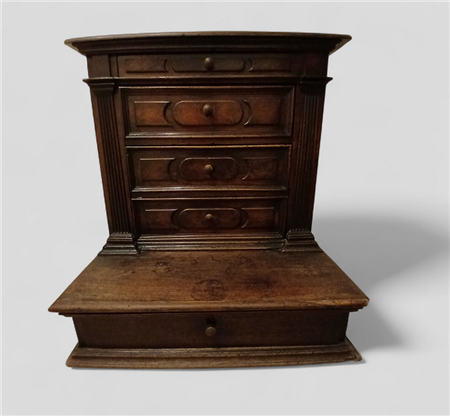 ANTICO INGINOCCHIATOIO IN NOCE A CINQUE CASSETTI CM.80X70 H.CM.89 LIEVI DIFETTI