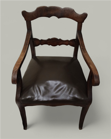 POLTRONA IN NOCE CON DORSALE A GIORNO A TRAVERSINE SAGOMATE E SEDILE...