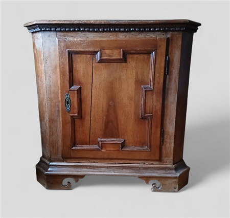 ANGOLIERA IN NOCE A SINGOLA ANTA PANNELLATA CON MODANATURA SOTTOPIANO E PIEDI...