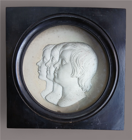 MEDAGLIONE IN GESSO CON TRE PROFILI INFANTILI A BASSORILIEVO IN CORNICE...