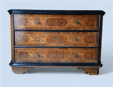 CASSETTONE LASTRONATO E INTARSIATO IN LEGNI VARI E RADICA PROFILI EBANIZZATI...