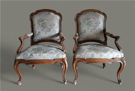 COPPIA DI POLTRONE IN LEGNO SAGOMATO XVIII SECOLO DIFETTI AL TESSUTO IN RASO...