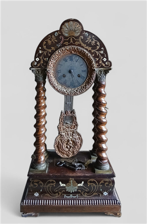 OROLOGIO A PORTICO IN LEGNO CON INTARSI IN OTTONE E METALLO SBALZATO E DORATO...