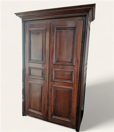 ARMADIO IN NOCE MASSELLO CON ANTE E FIANCHI PANNELLATI CM.130X58X223 FRANCIA...