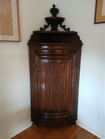 ANGOLIERA IN LEGNO TINTO A FRONTE MOSSO E SCANALATO PROFILATO DA DENTELLATURA...